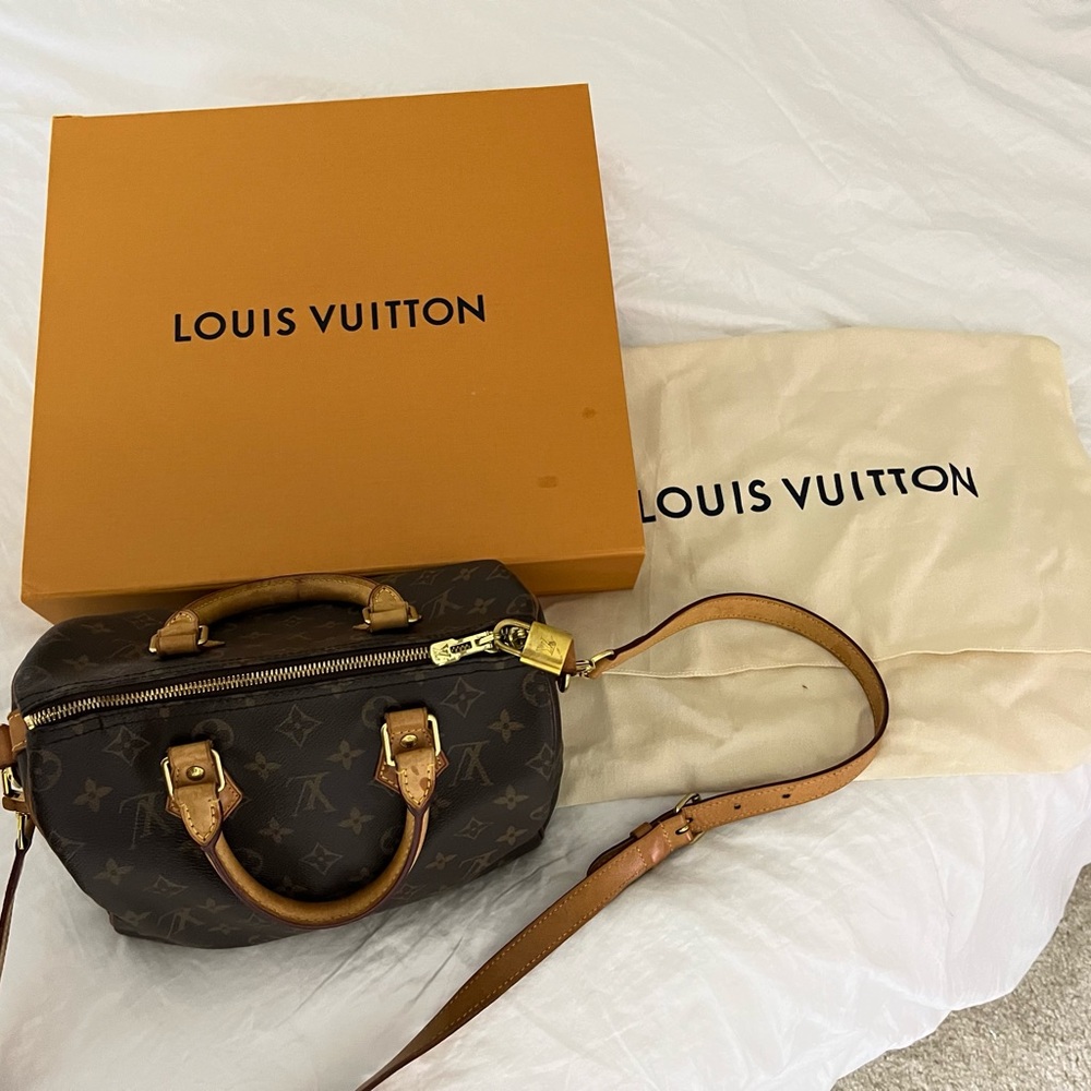 100% AUTHENTIC Louis Vuitton Speedy Bandoulière 25 Monogram dust bag, and box.